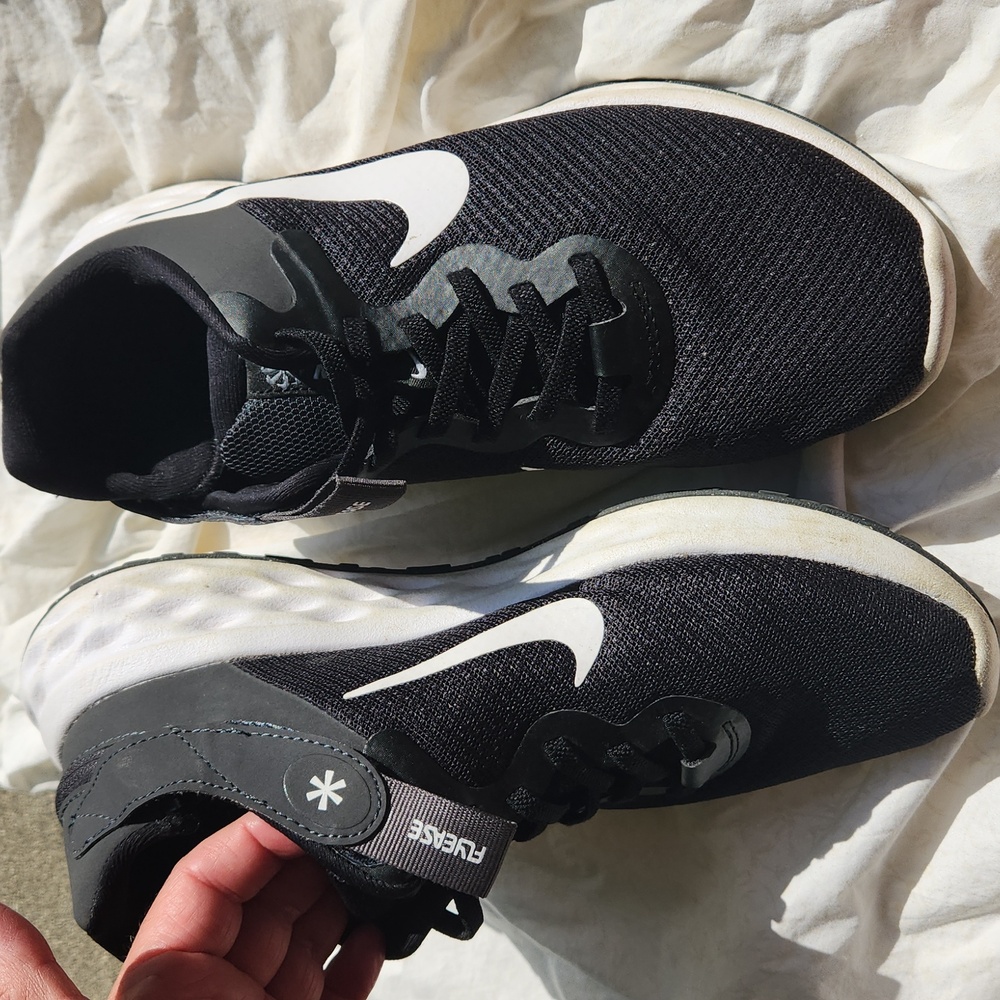 Nike Revolution 6 Flyease Black and White Athletic Shoes Women Size 9 Rare